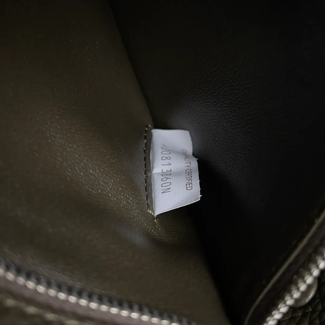 Batch 1860 BOTTEGA VENETA new Diago crossbody bag The diagonally built dynamic silhouette shows unique ingenuity. As a member of the B family's early autumn series, it uses the highest quality calfskin. The entire bag is softer, thicker and heavier, and durable. It is equipped with an adjustable strap. The texture of the 3cm wide leather strap is very similar to the litchi pattern. It is slightly stiffer than the litchi pattern. It is low-key, luxurious and full of connotation. It is refreshing and comfortable to match the upper body. Hu Yitian was also successfully captured by it. Style number: 795637 Size: 22.5*16.5*5.5cm